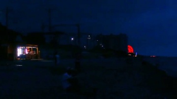 "В городе Сочи темные ночи"... На пляже Лазаревского в июне