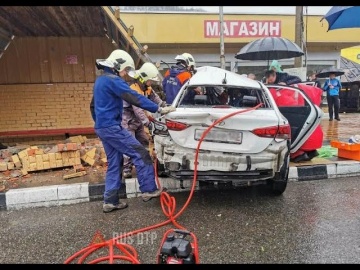 В Сочи такси врезалось в остановку после столкновения с грузовиком