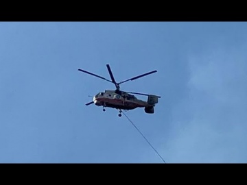 В Сочи продолжают тушить лесной пожар, вертолет МЧС осуществил 11 сбросов воды