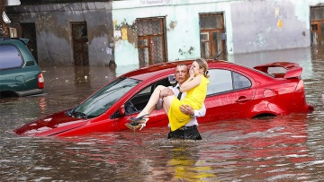Мощнейшее наводнение в Сочи, сносит автомобили и людей